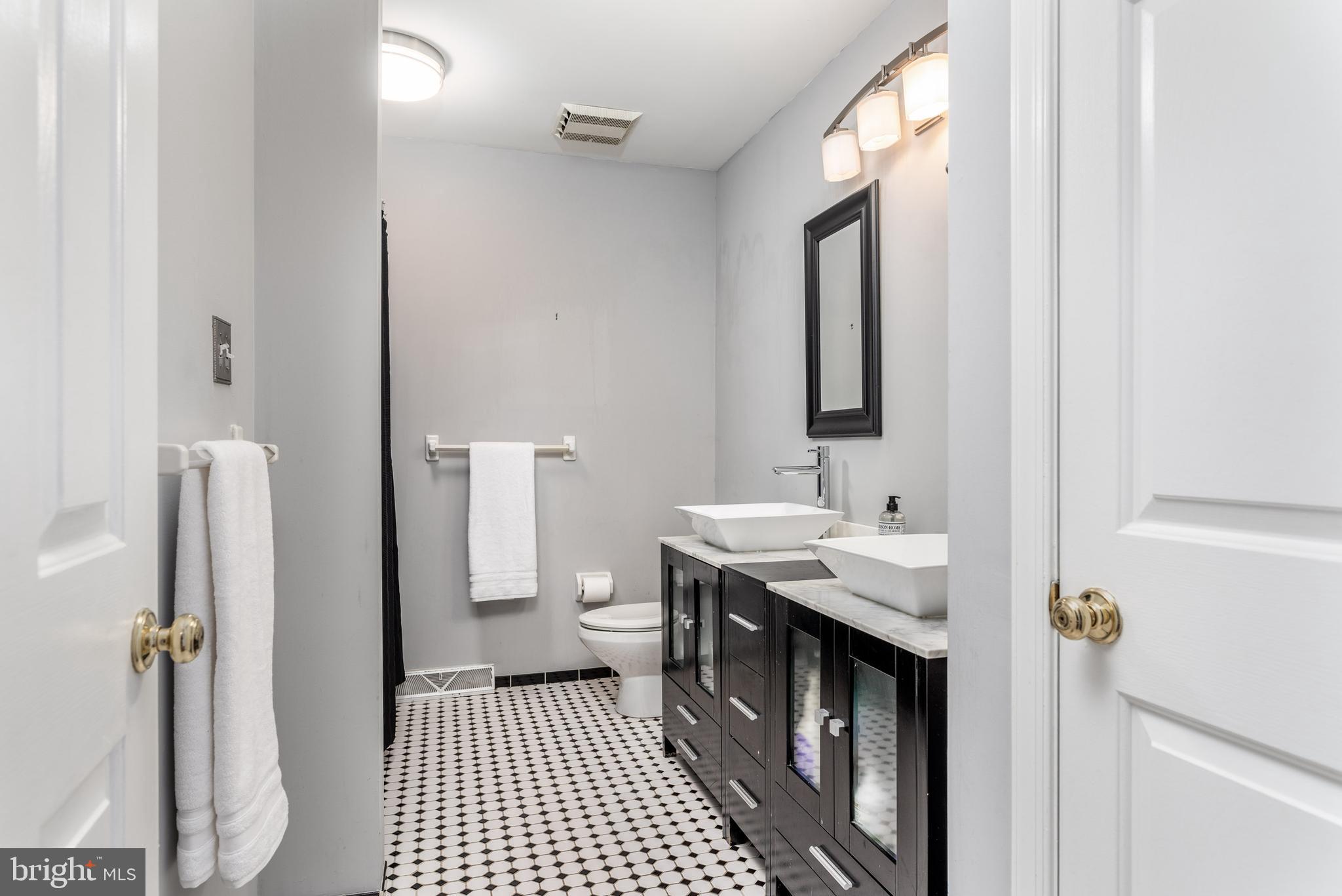 890 Springbank Lane Wayne, PA 19087 - Photo 36 of 46 Modern hall bath