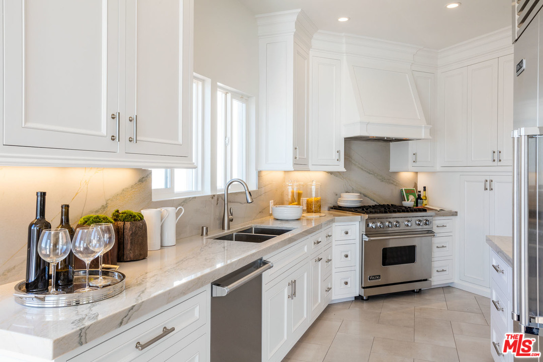 21470 Rambla Vista Malibu, CA 90265 - Photo 11 of 29