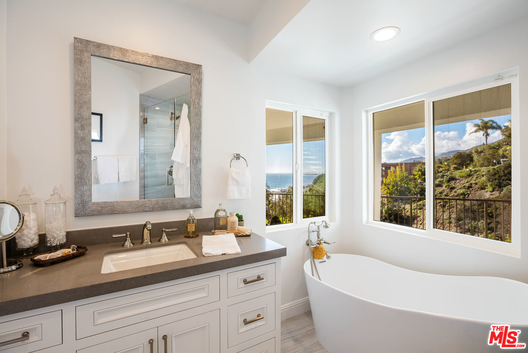 21470 Rambla Vista Malibu, CA 90265 - Photo 15 of 29