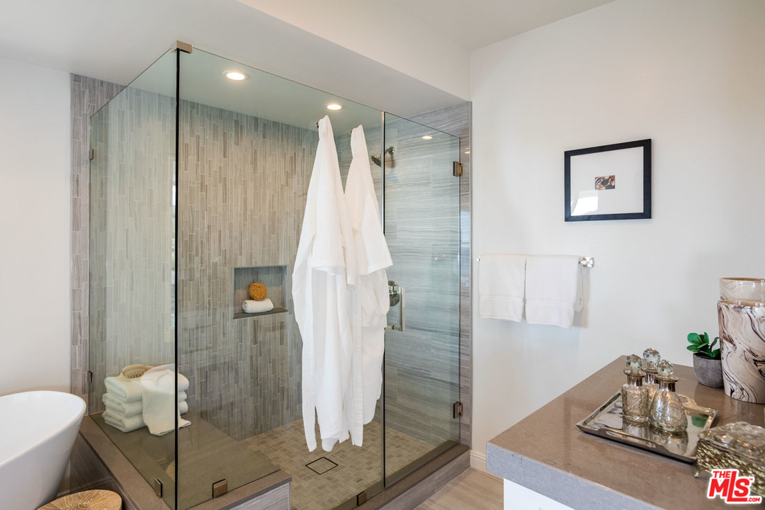 21470 Rambla Vista Malibu, CA 90265 - Photo 16 of 29