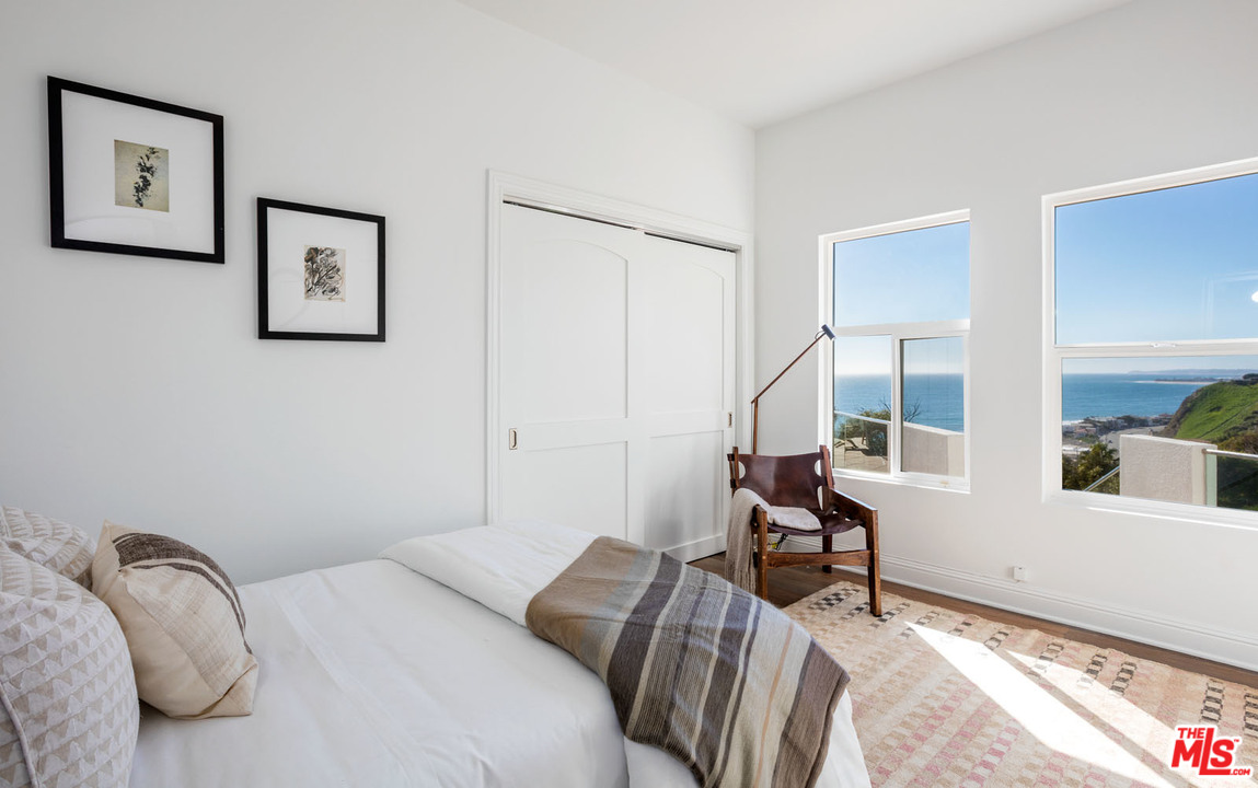 21470 Rambla Vista Malibu, CA 90265 - Photo 17 of 29