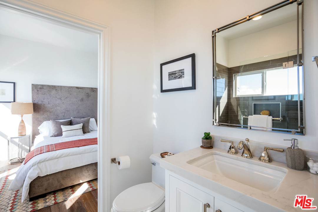 21470 Rambla Vista Malibu, CA 90265 - Photo 19 of 29