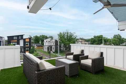 a view of a backyard
