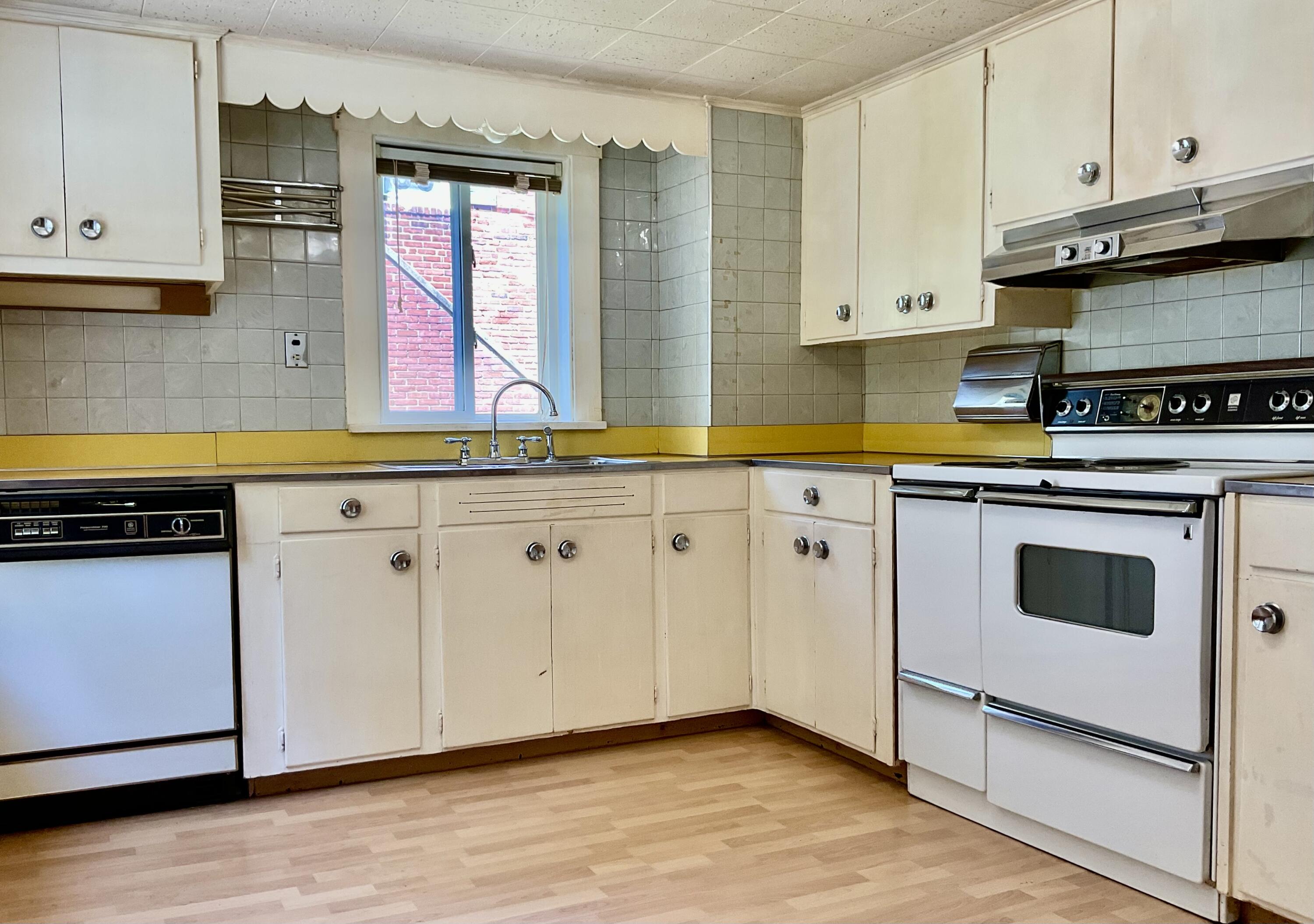 18 Valley Road Bath, ME 04530 - Photo 6 of 41 EAT-IN KITCHEN