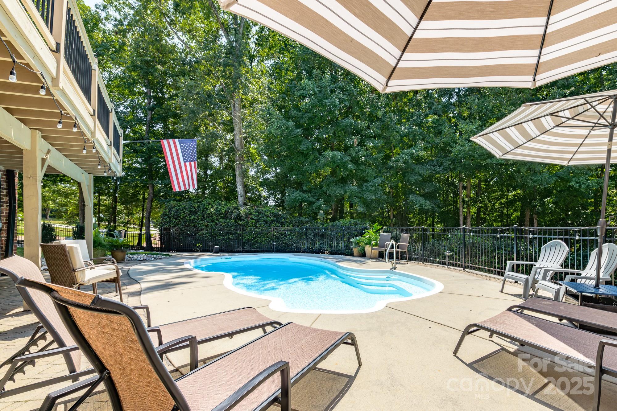 5300 Green Rea Road Charlotte, NC 28226 - Photo 38 of 42 a view of a patio with a table and chairs