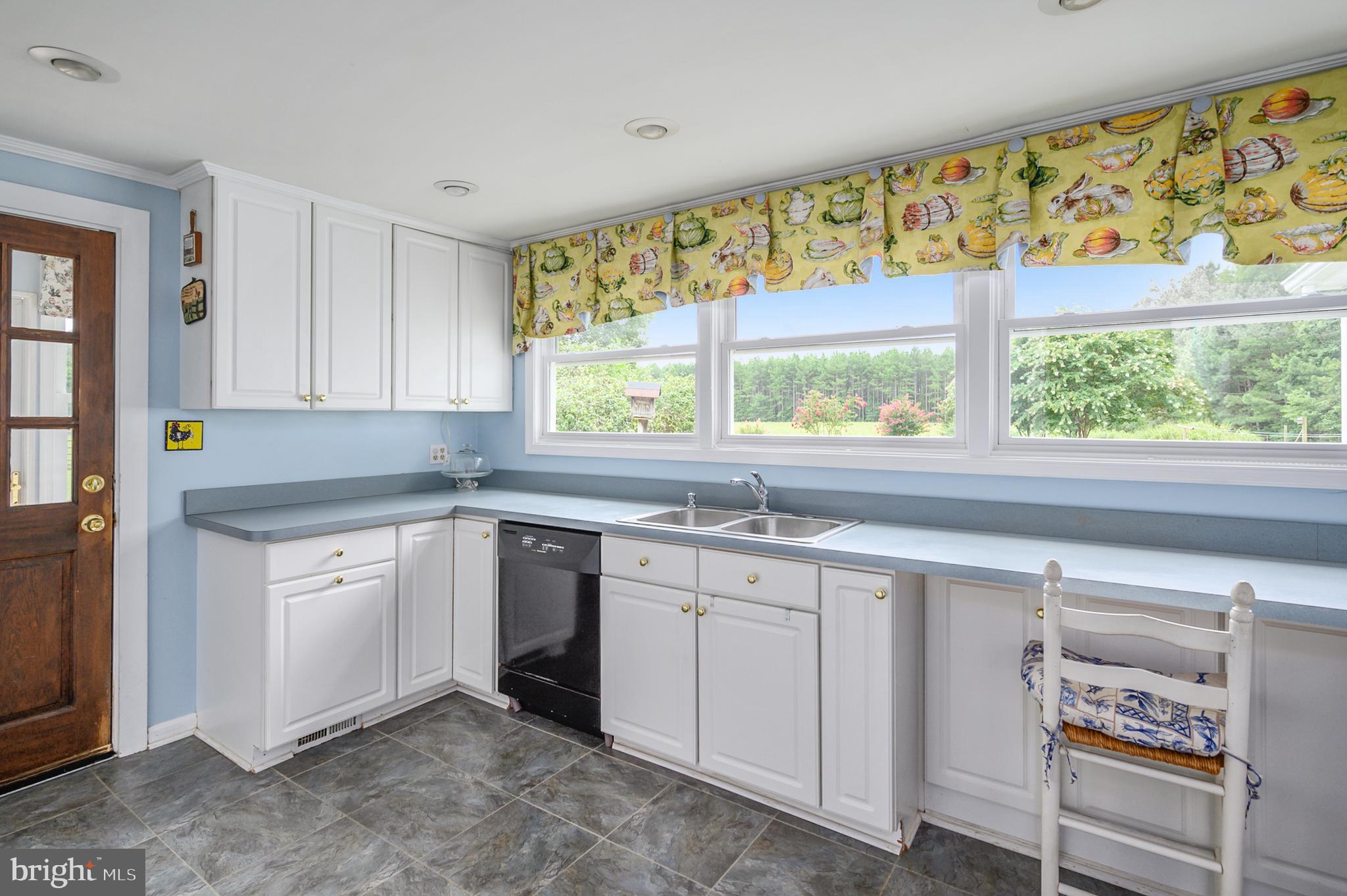15390 Round Hill Road King George, VA 22485 - Photo 60 of 104 Double sink, Lazy Susan and dishwasher!