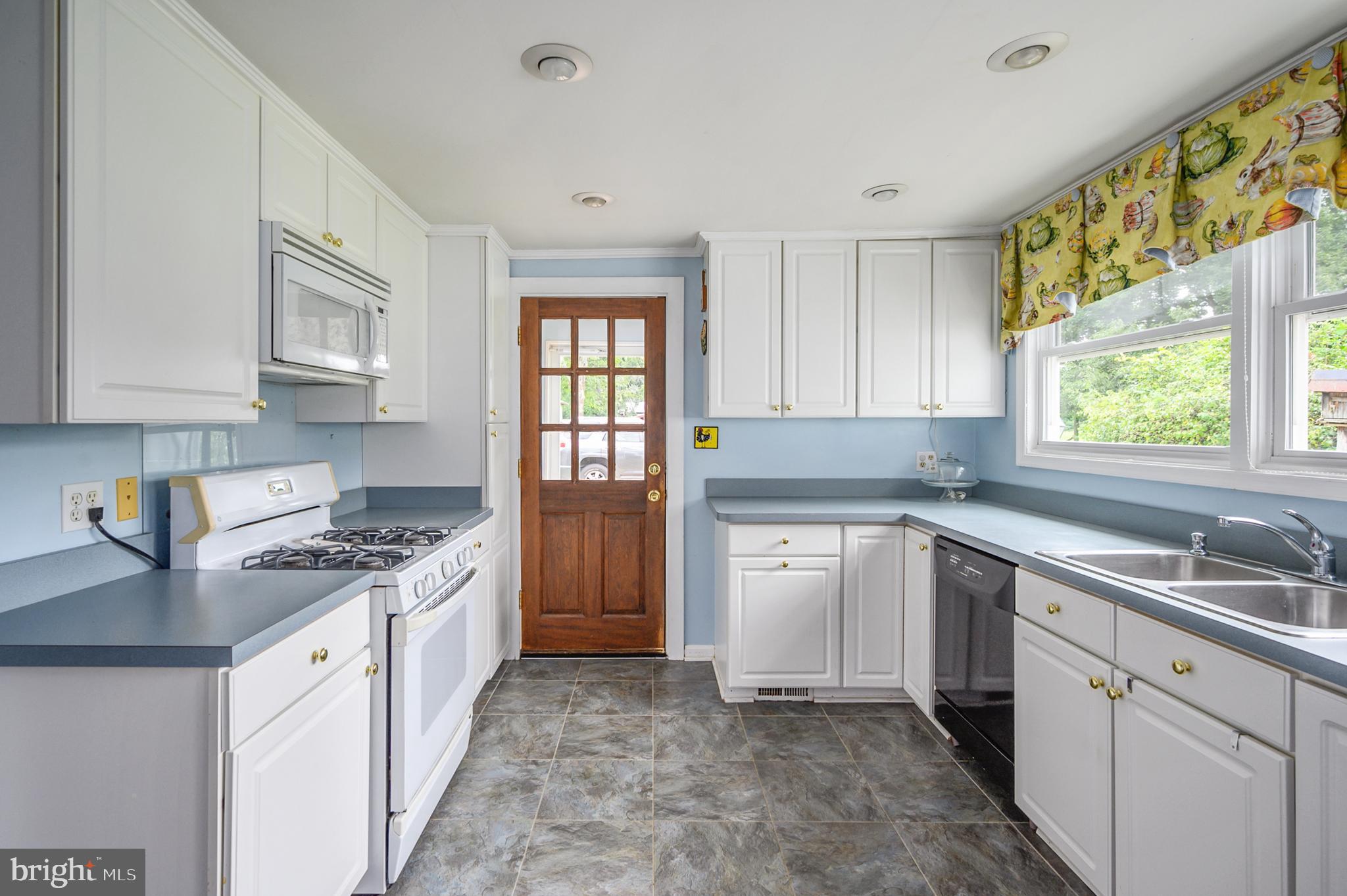 15390 Round Hill Road King George, VA 22485 - Photo 61 of 104 Duraceramic flooring! Retractable screen door!