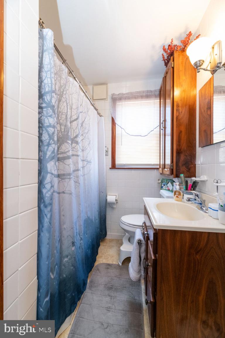 519 Cresswell Road Baltimore, MD 21225 - Photo 19 of 40 Full bathroom on main floor