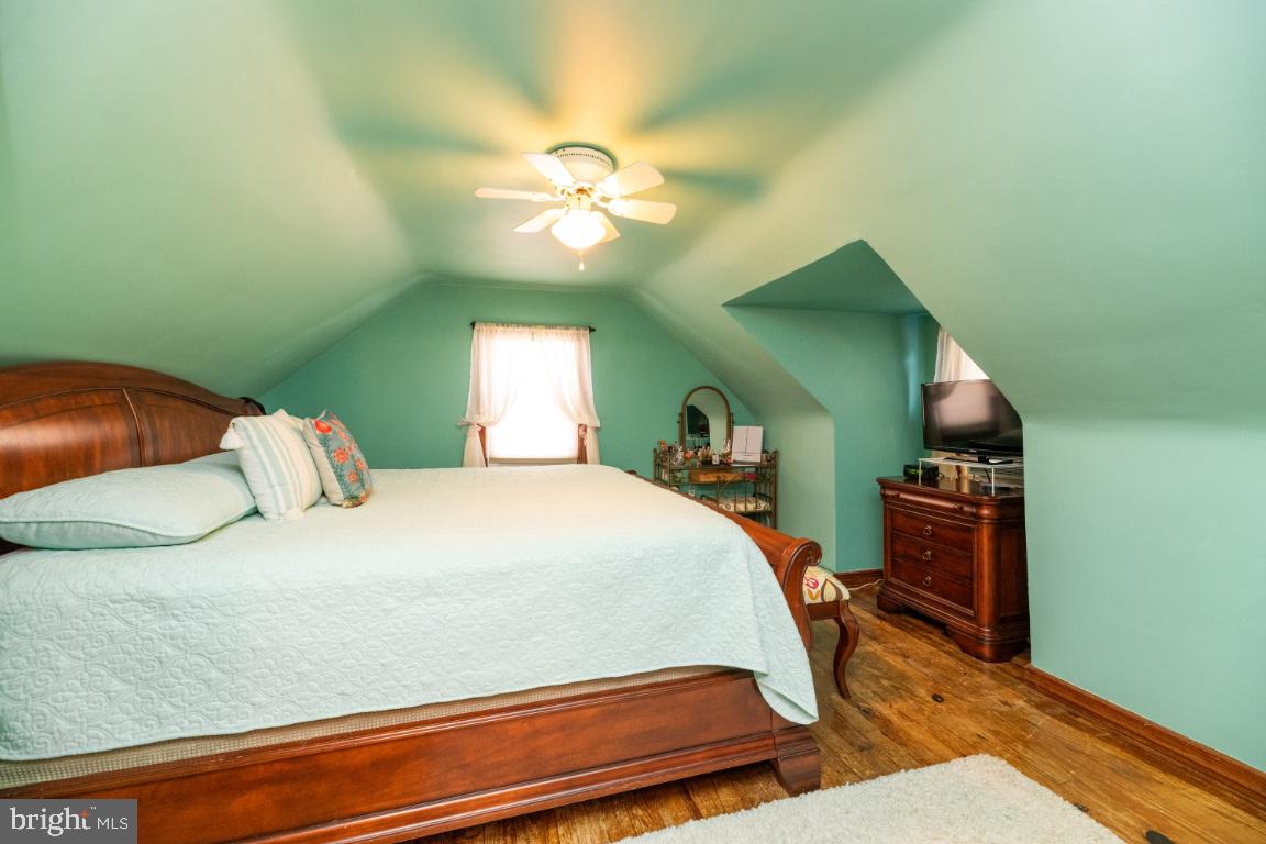 519 Cresswell Road Baltimore, MD 21225 - Photo 21 of 40 Bedroom 2 with a king size bed