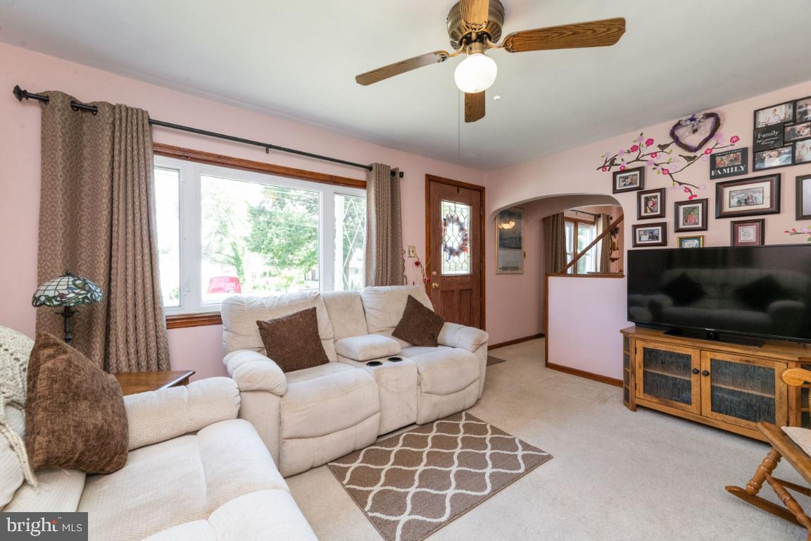 519 Cresswell Road Baltimore, MD 21225 - Photo 6 of 40 Living room
