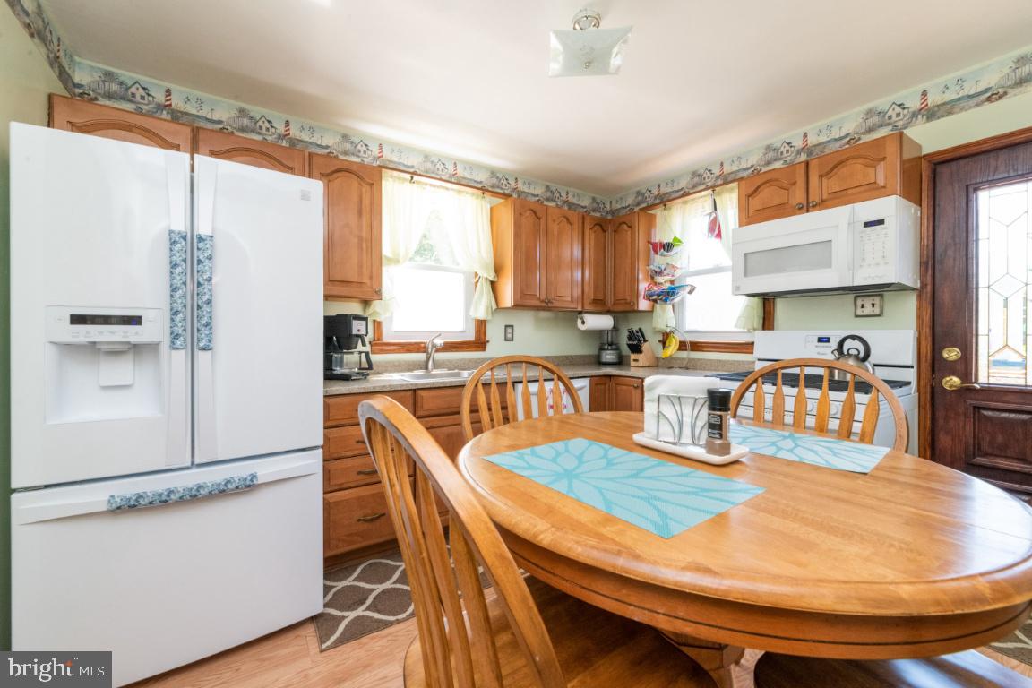 519 Cresswell Road Baltimore, MD 21225 - Photo 10 of 40 Kitchen with breakfast table