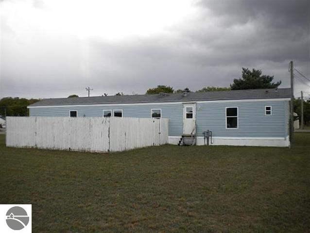 2534 Sawyer Road Traverse City, MI 49685 - Photo 7 of 21 1740113-6.JPG
