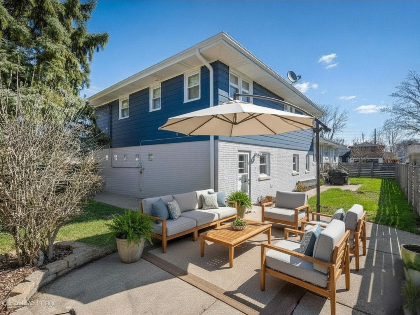 452 East Adams Street Elmhurst, IL 60126 - Photo 21 of 27 a patio with patio a couch and chairs