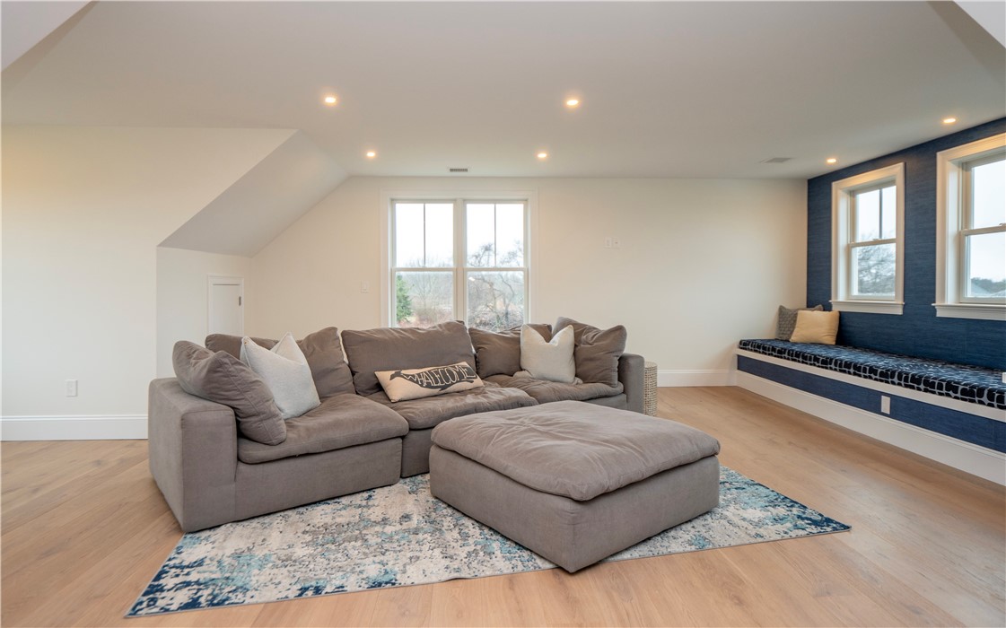 211 Morrison Avenue Middletown, RI 02842 - Photo 41 of 50