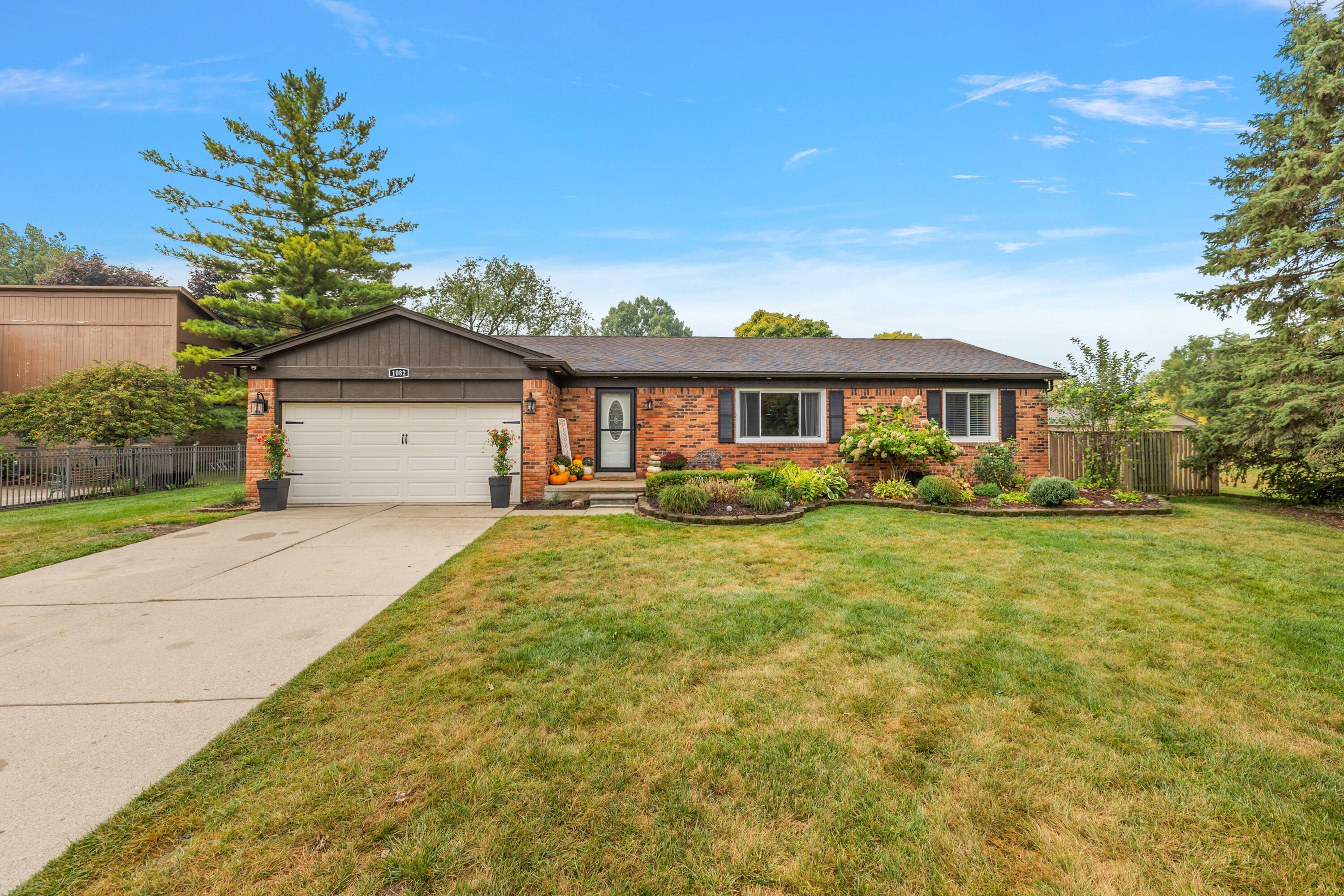 02-1082 E South Blvd-2