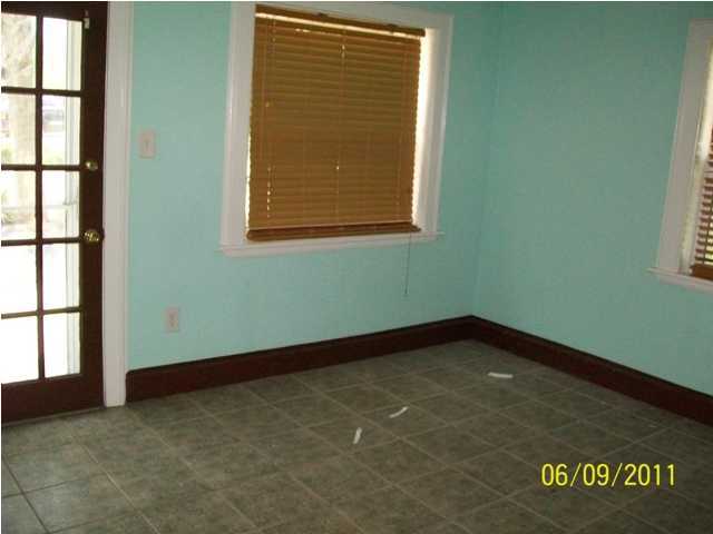 43 Miami Street Destin, FL 32550 - Photo 7 of 12 an empty room with window