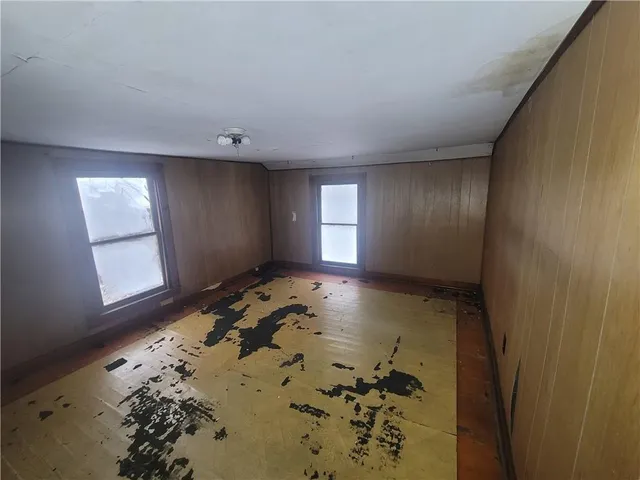 a view of a livingroom with window