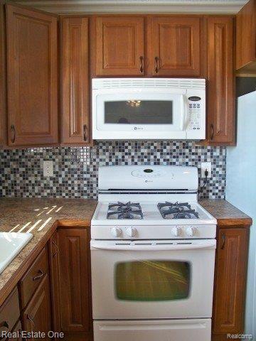 8177 Denton Hill Road Fenton, MI 48430 - Photo 6 of 25 Tile Backsplash