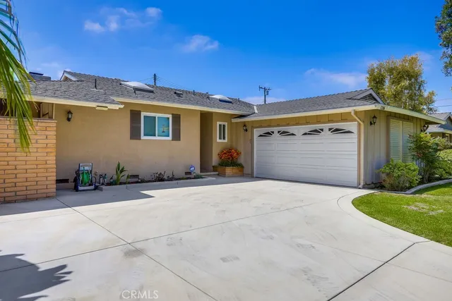 a view of a house with a yard and garage
