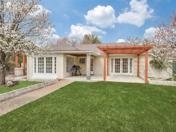a view of a yard in front of a house