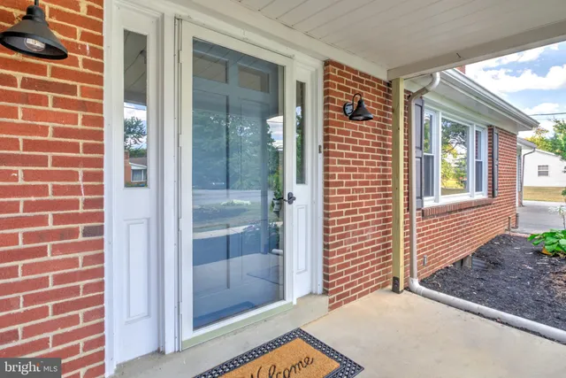 a view of a house with a yard and plants