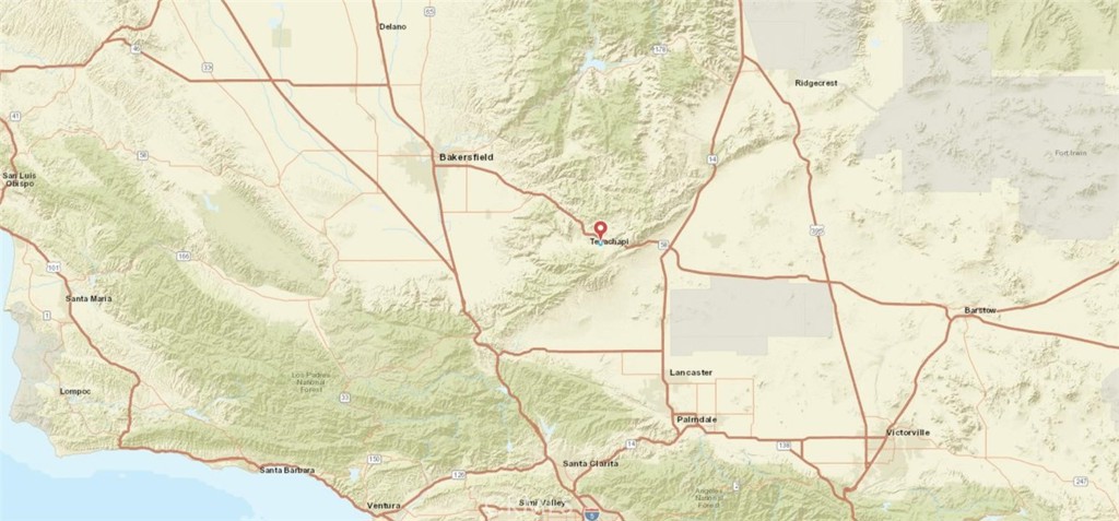 8 Highline Road Tehachapi, CA 93561 - Photo 18 of 18 a bathroom with a bathtub and a shower