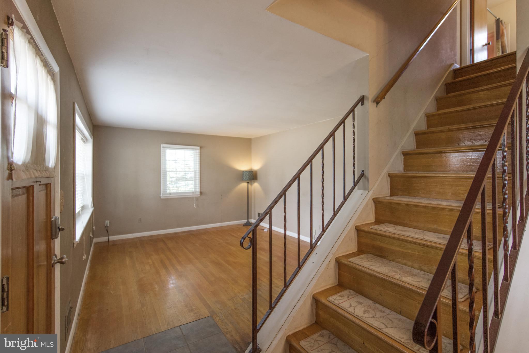 698 West Maple Road Linthicum Heights, MD 21090 - Photo 4 of 24 Living Room