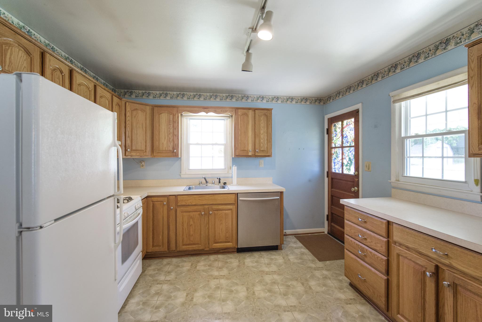698 West Maple Road Linthicum Heights, MD 21090 - Photo 8 of 24 Kitchen