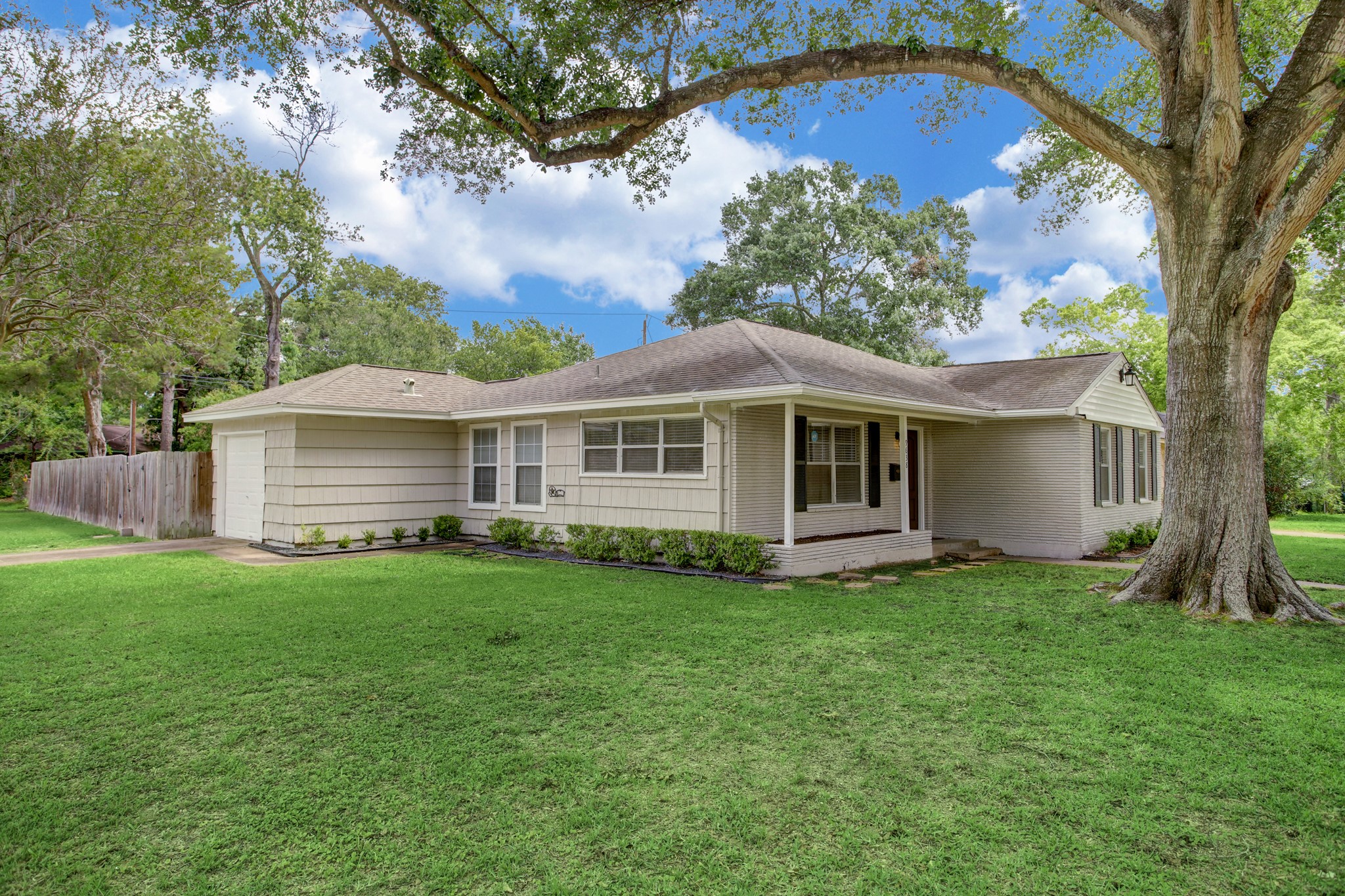 9638 Maribelle Way Houston, TX 77055 - Photo 2 of 12