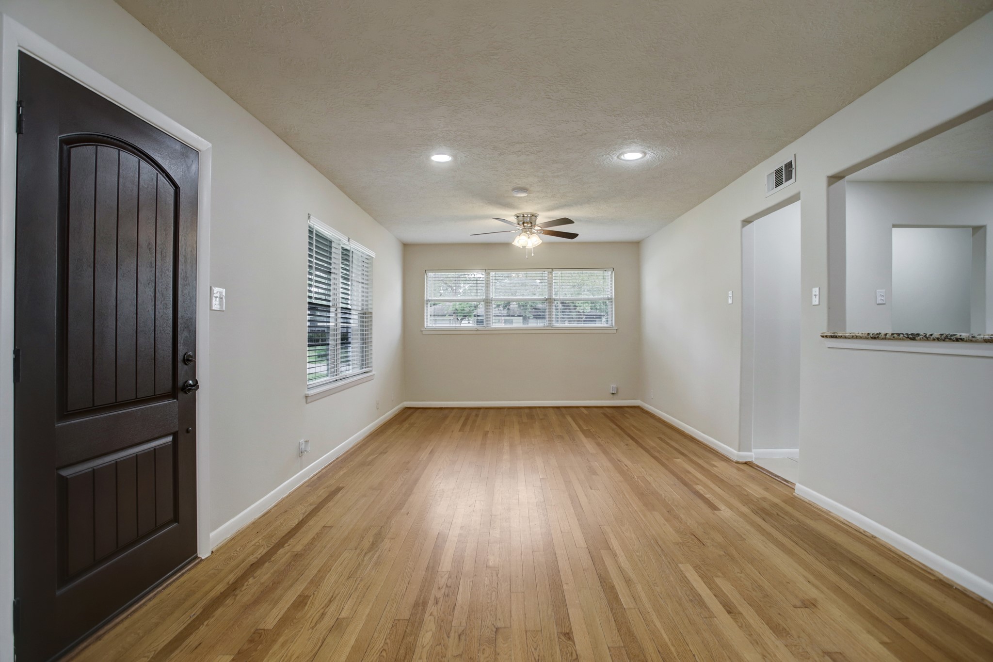 9638 Maribelle Way Houston, TX 77055 - Photo 3 of 12