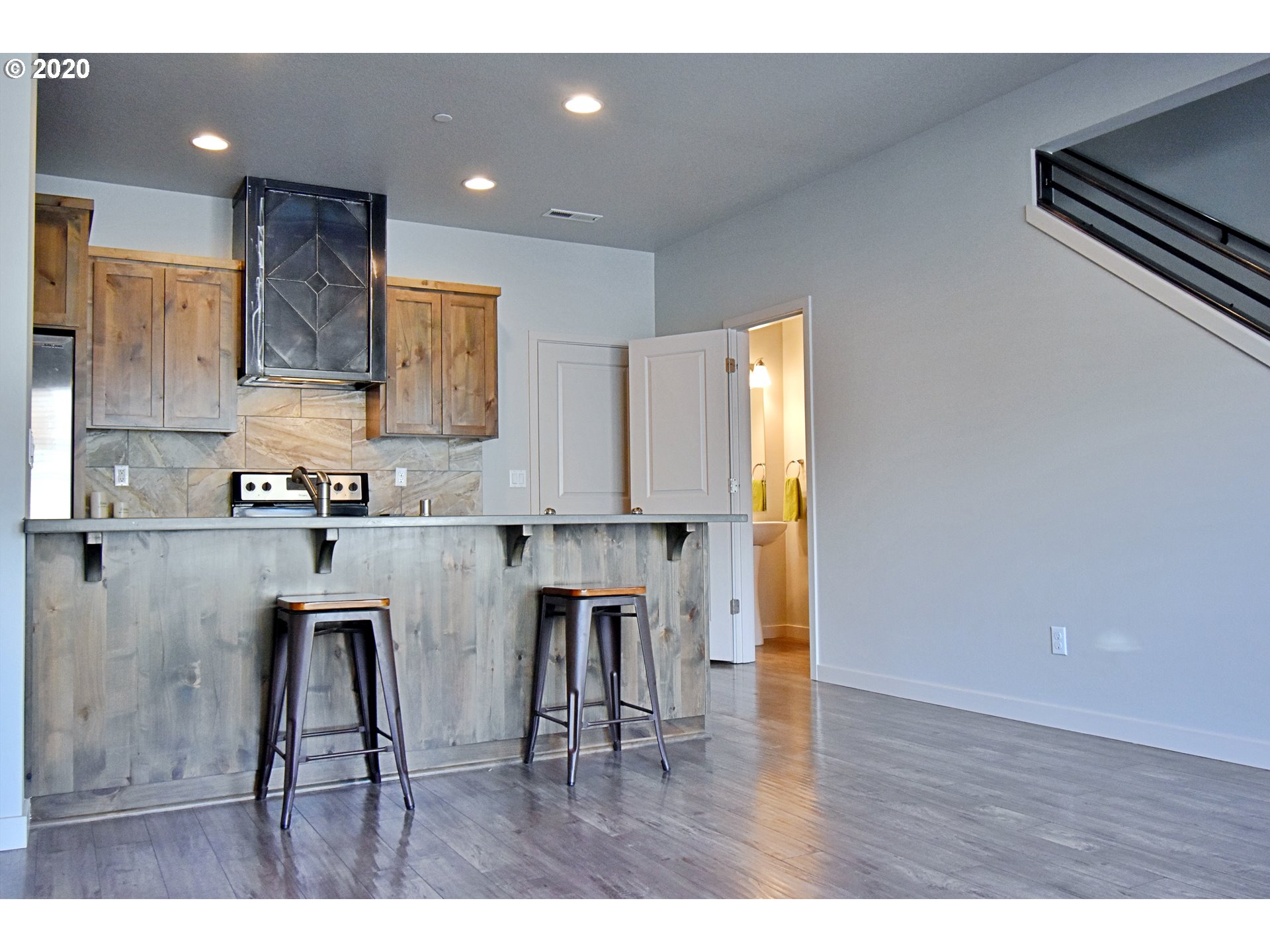 161 North 44th Place Ridgefield, WA 98642 - Photo 10 of 32 a kitchen with a table and chairs