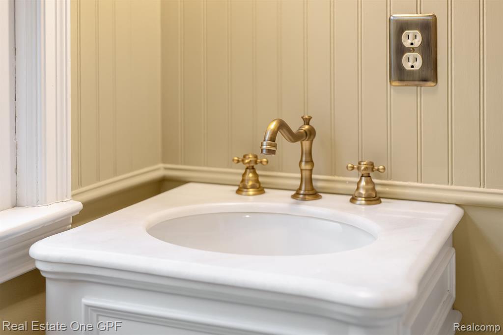 879 Roslyn Road Grosse Pointe Woods, MI 48236 - Photo 20 of 39