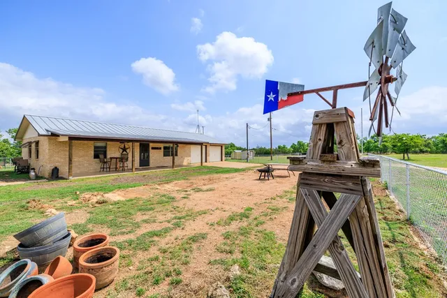 $1,095,000 | 2050 Adj Lane, Fredericksburg, TX 78624