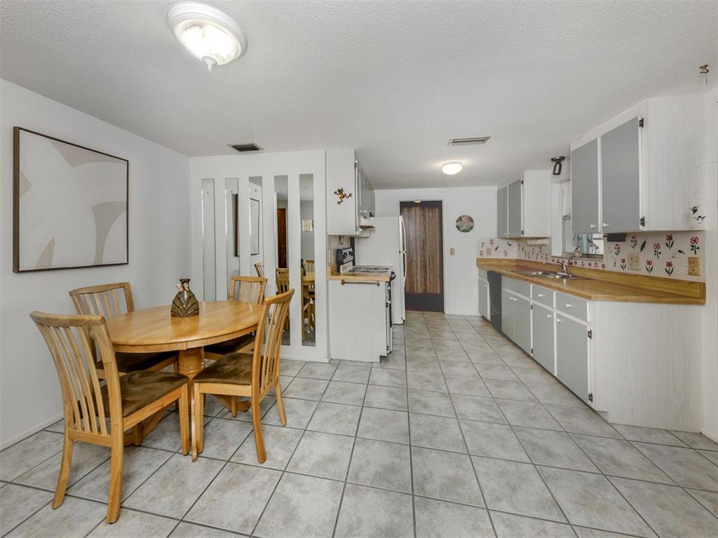 325 Palmetto Road West Nokomis, FL 34275 - Photo 6 of 58