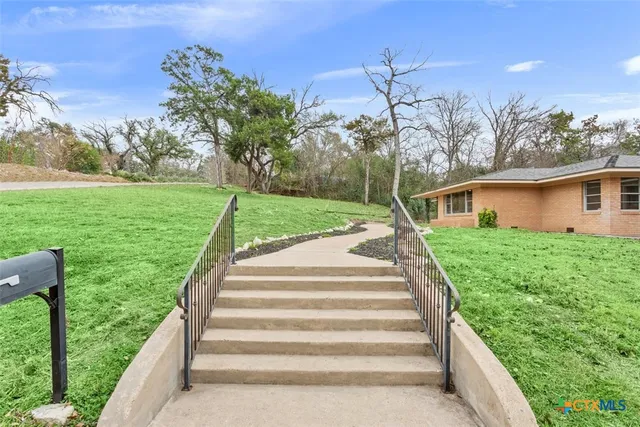 a view of a house with a yard