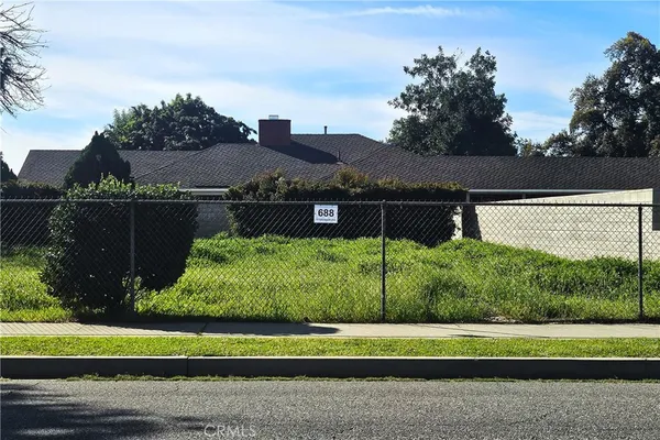a street sign on the side of a road