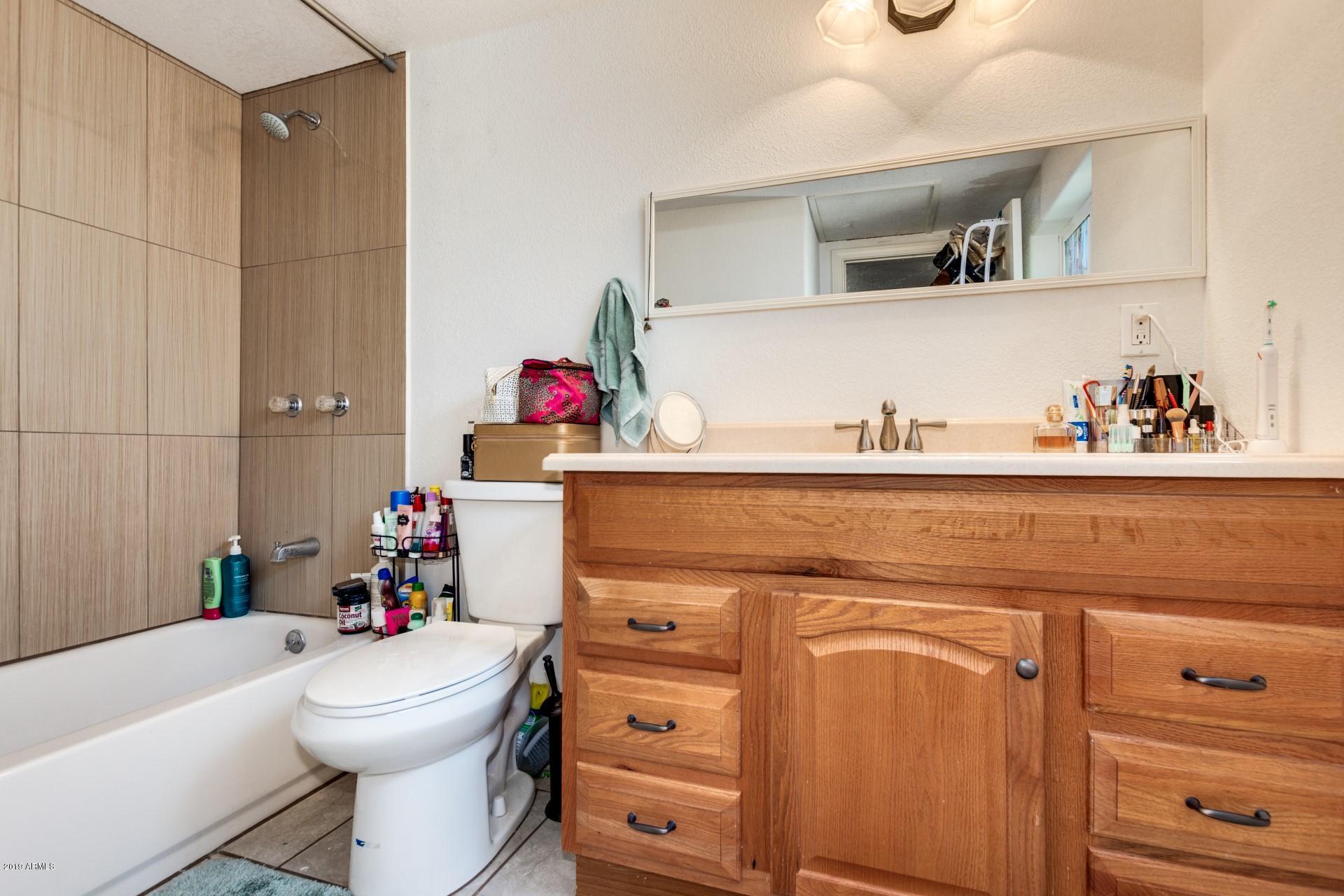 1915 West Granada Road Phoenix, AZ 85009 - Photo 19 of 21 Guest House Full Bathroom