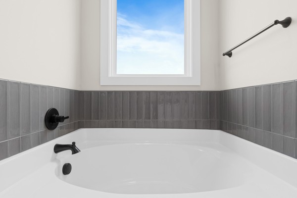 5558 Borthick Road Springfield, TN 37172 - Photo 25 of 43 a bathroom with a bathtub
