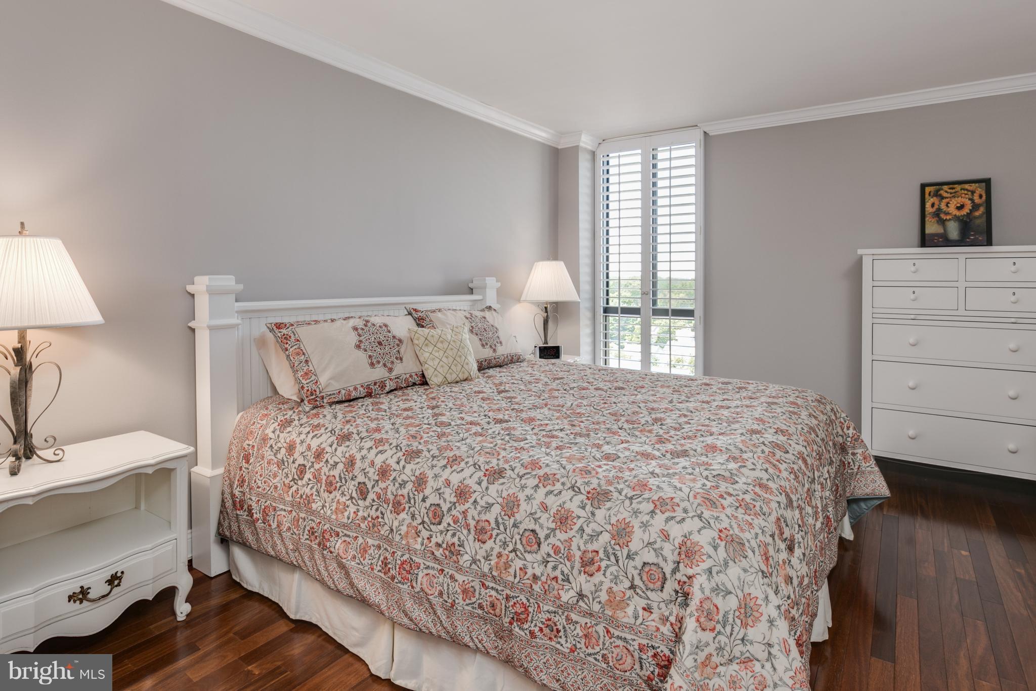 6800 Fleetwood Road, Unit 1017 McLean, VA 22101 - Photo 7 of 24 a bedroom with a bed and a lamp on dresser