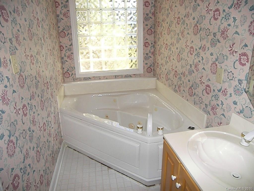 9913 Fairway Ridge Road Charlotte, NC 28277 - Photo 16 of 18 a bathroom with a sink and a bathtub