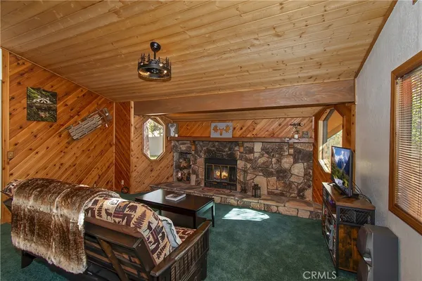 a view of livingroom with furniture