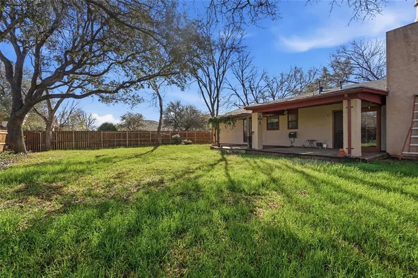a view of a house with backyard and garden