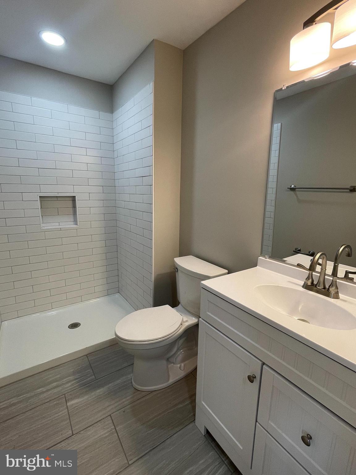 102 Fort Evans Road Southeast, Unit B Leesburg, VA 20175 - Photo 12 of 14 Full bath # 2 with new tile, vanity & lighting