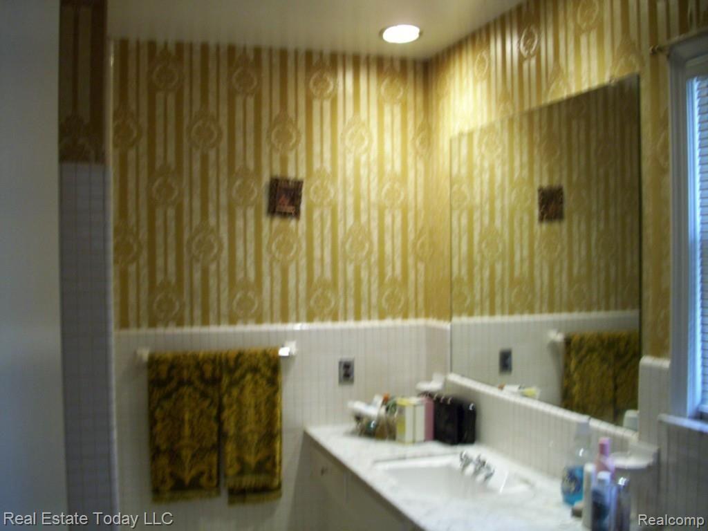 19676 Renfrew Road Detroit, MI 48221 - Photo 20 of 23 100_1960.jpg
