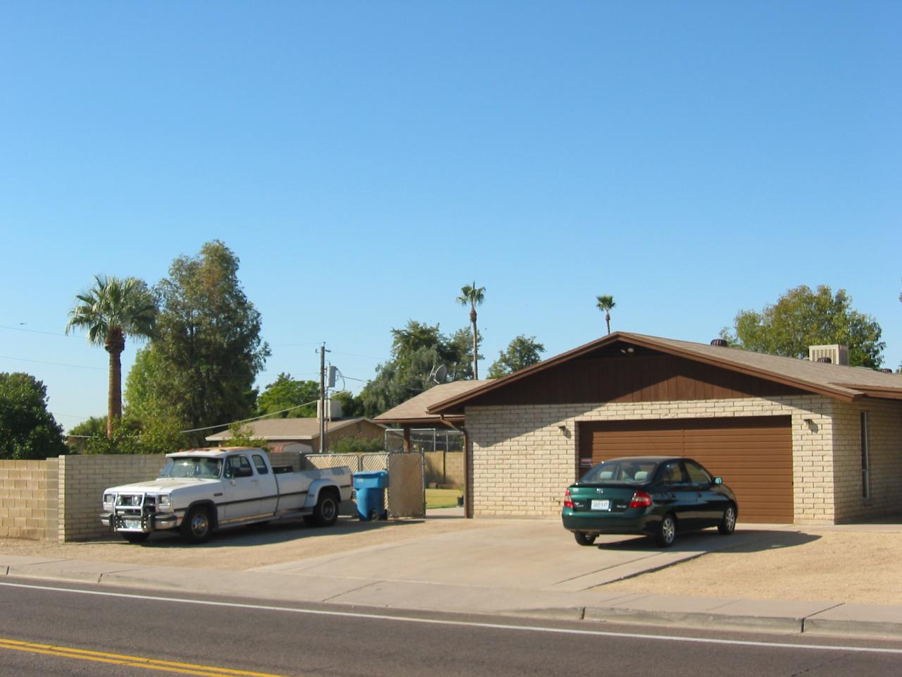 3101 West Cactus Road Phoenix, AZ 85029 - Photo 11 of 26 Garage