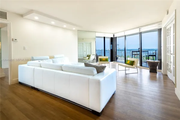 $4,500 | 2000 Towerside Terrace, Unit 1910, Miami, FL 33138