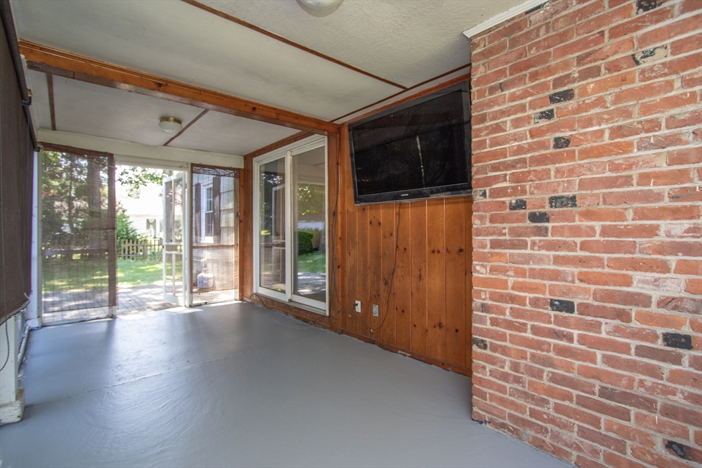 75 Bennington Street Springfield, MA 01108 - Photo 30 of 34