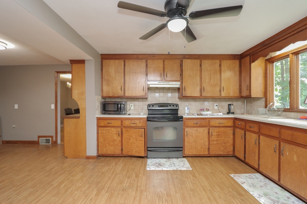 75 Bennington Street Springfield, MA 01108 - Photo 4 of 34