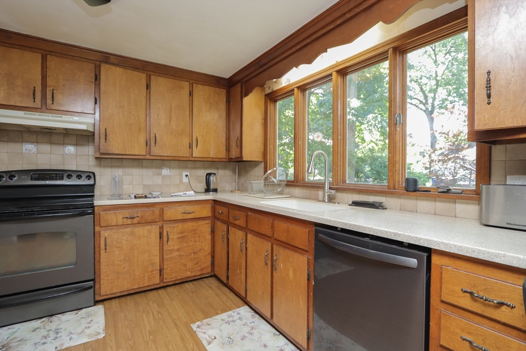 75 Bennington Street Springfield, MA 01108 - Photo 5 of 34