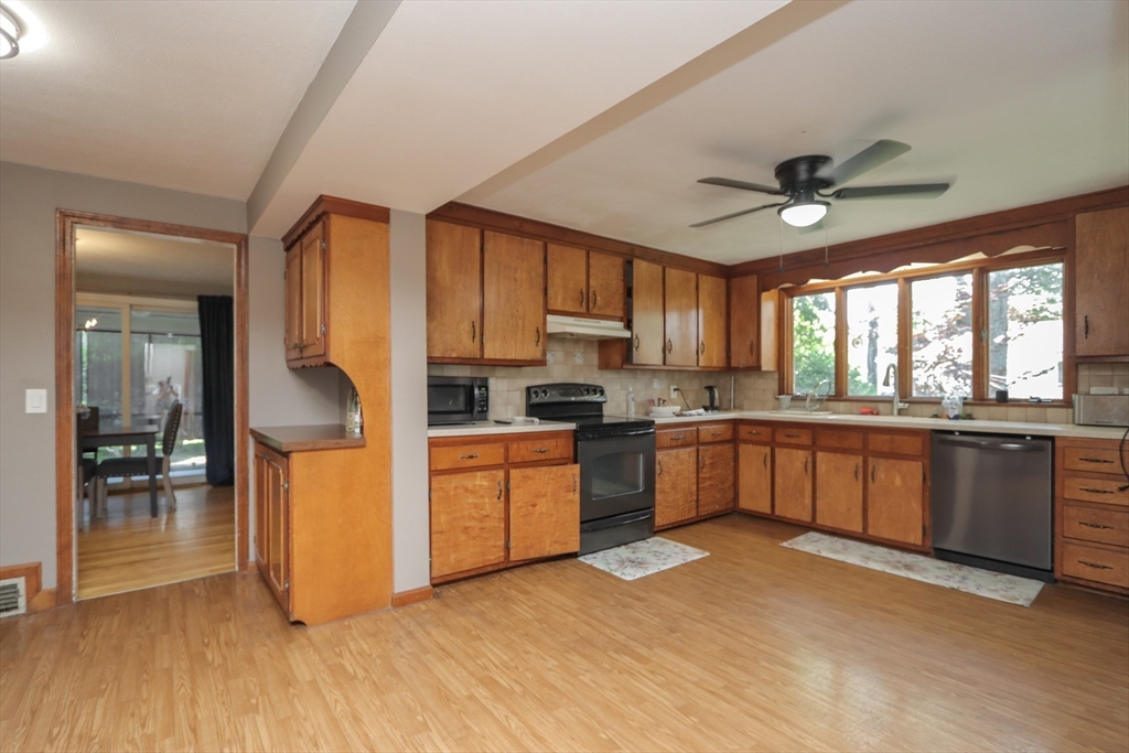 75 Bennington Street Springfield, MA 01108 - Photo 6 of 34